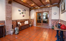 Casa de pueblo con merendero y chimenea.